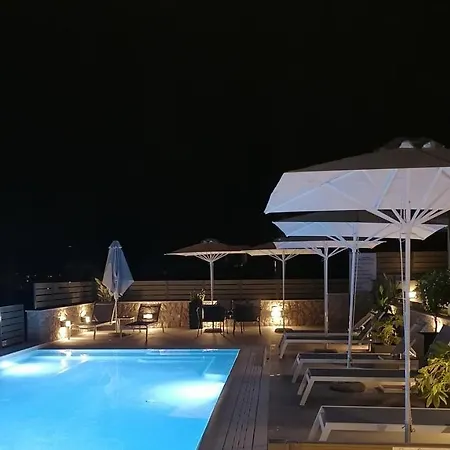 Andrew's Luxury Anabolu